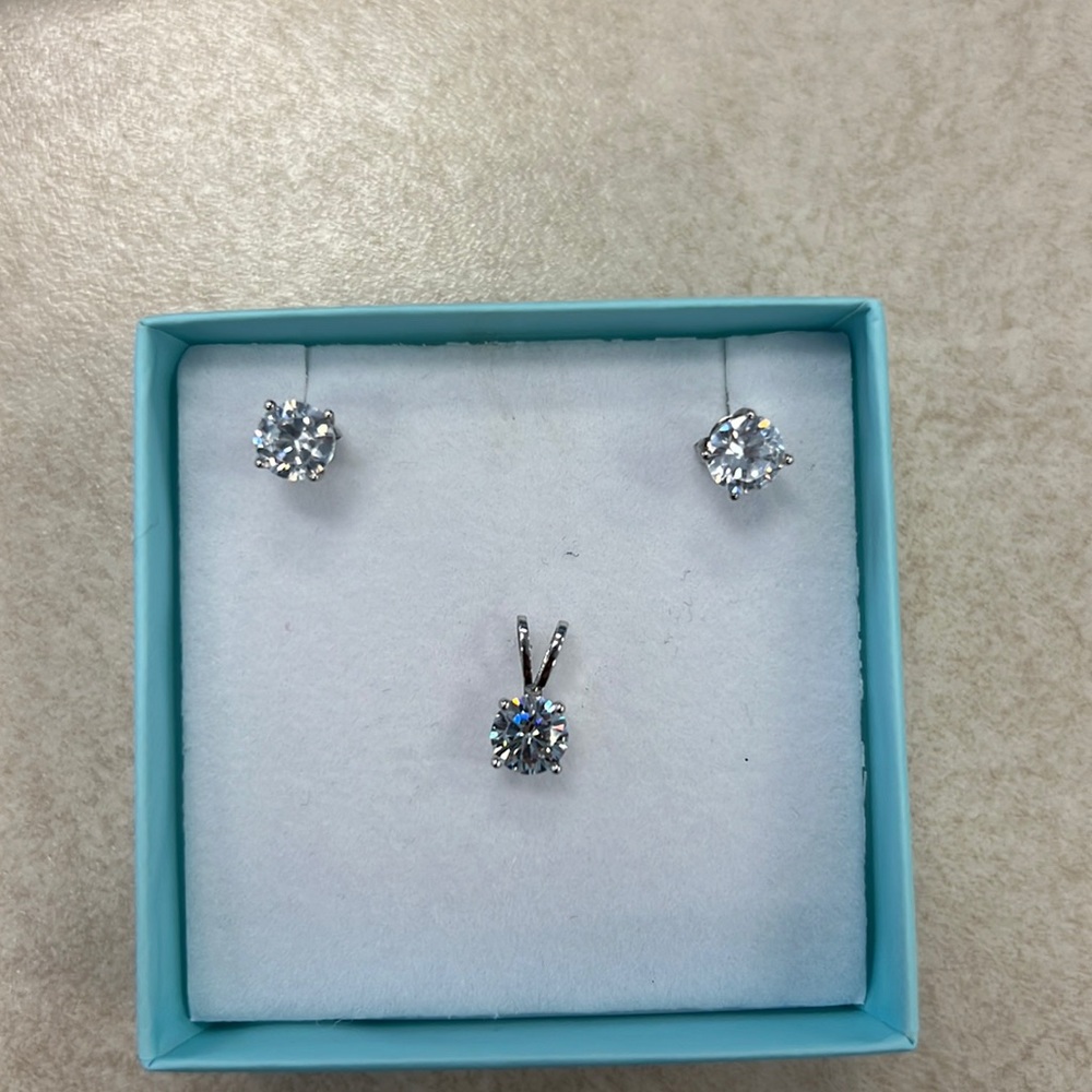 Crystal costume jewelry Studs & pendant.